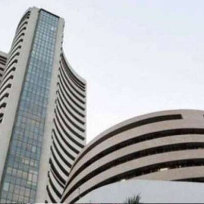 शेयर बाजार में आज भी भारी गिरावट, रुपये के गिरने का दौर जारी शेयर बाजार में आज भी भारी गिरावट, रुपये के गिरने का दौर जारी