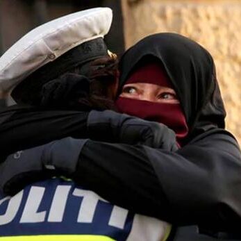 बुर्का पहनी महिला पुलिसकर्मी से मिली गले, फोटो वायरल हुई