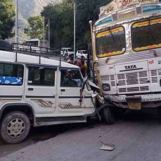 उत्तरकाशी में ट्रक और मैक्स वाहन की भिड़ंत