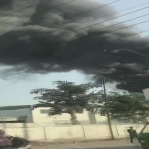 कानपुरः केमिकल फैक्ट्री में लगी भीषण आग, लोगों को सांस लेने में तकलीफ कानपुरः केमिकल फैक्ट्री में लगी भीषण आग, लोगों को सांस लेने में तकलीफ