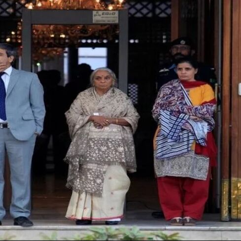 भारत की आपत्ति पर बोला पाक- जाधव की पत्नी की जूतियों में था संदिग्ध सामान, जांच जारी