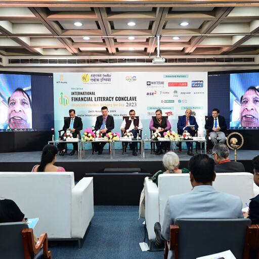 जन धन योजना ने भारत की वित्तीय साक्षरता की नींव के रूप में व्यापक रूप से समाज को प्रभावित किया है - सुरेश प्रभु जन धन योजना ने भारत की वित्तीय साक्षरता की नींव के रूप में व्यापक रूप से समाज को प्रभावित किया है - सुरेश प्रभु