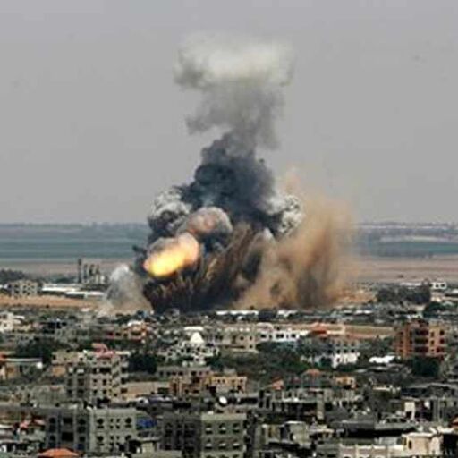 गाजा में इजरायली हवाई हमले, हमास टीवी की इमारत ध्वस्त गाजा में इजरायली हवाई हमले, हमास टीवी की इमारत ध्वस्त