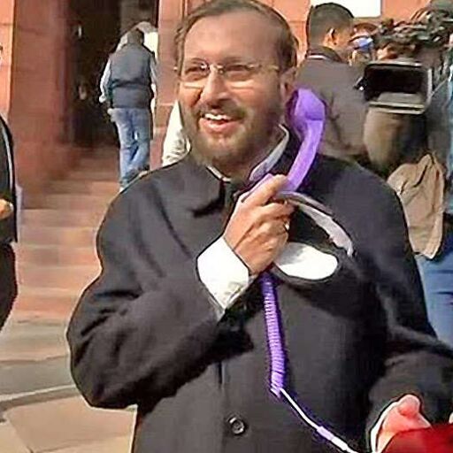 प्रकाश जावड़ेकर लैंडलाइन रिसीवर के साथ संसद के बाहर दिखे, जानें क्या है वजह