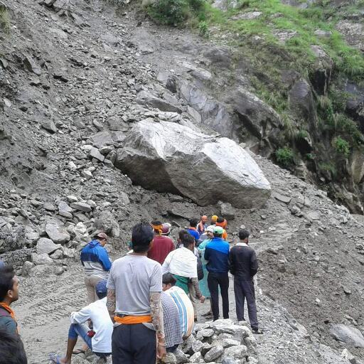 उत्तराखंड: देर रात से बंद यमुनोत्री हाईवे खुला, जेसीबी नहीं पहुंची तो यात्रियों ने खुद ही हटाए पत्थर