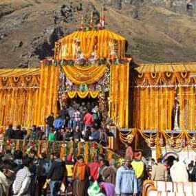 आज बंद होंगे बदरीनाथ धाम के कपाट, मंदिर को सजाया गया फूलों से