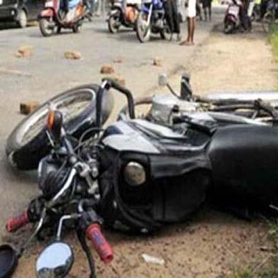 चमत्कार: एक्सीडेंट में मांबाप गिरे पर बच्ची को बिठा कर चलती रही बाइक