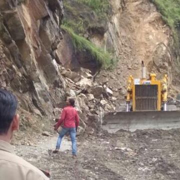 देहरादून में झमाझम बारिश, भारी बारिश से बदरीनाथ हाईवे दो जगह बंद देहरादून में झमाझम बारिश, भारी बारिश से बदरीनाथ हाईवे दो जगह बंद