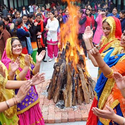 Lohri 2018: अग्नि को अर्पित की जाती है गजक और रेवड़ी, भगवान से है सीधा संबंध
