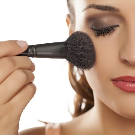 आप भी करती हैं मेकअप तो पढ़ लें ये खबर, हो सकते हैं नुकसान