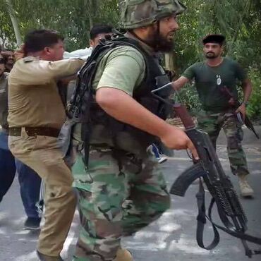 बीच सड़क पर भीड़ गए पुलिस और सेना के जवान, जमकर चले लात-घुसे: देखिए वीडियो