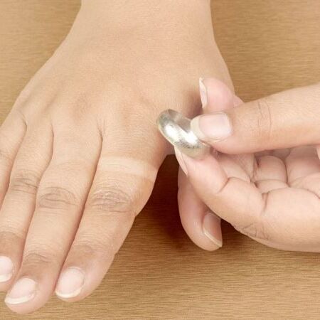 आसान टिप्स से हटाएं हाथों में बने अंगूठी के निशान