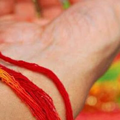मौली के धागे हाथ में बांधने से बदल जाती है किस्मत, होते हैं ये खास फायदे