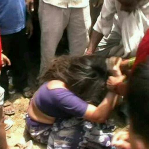 बेटी हुई तो पति ने सड़क पर नंगा कर पीटा