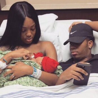 प्रेग्नेंट महिला ने लेबर के दौरान दिया एग्जाम, फोटो वायरल