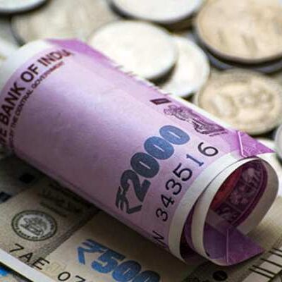 डॉलर के मुकाबले और नीचे गया रुपया, जानिए आज कितना गिरा डॉलर के मुकाबले और नीचे गया रुपया, जानिए आज कितना गिरा