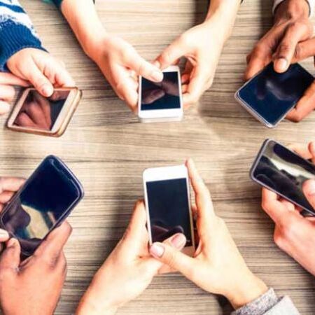 बड़ा खुलासा, भारतीय अपने मोबाइल में रखते हैं इतना वजन,