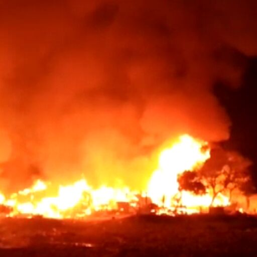 बिहार : महादिलत बस्ती के 50 घर जलकर खाक, 12 घंटे के बाद भी नहीं पहुंचा प्रशासन बिहार : महादिलत बस्ती के 50 घर जलकर खाक, 12 घंटे के बाद भी नहीं पहुंचा प्रशासन