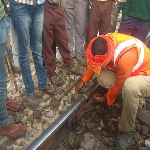 जौनपुर में पलटने से बची देहरादून-हावड़ा एक्सप्रेस, टूटी मिली पटरी जौनपुर में पलटने से बची देहरादून-हावड़ा एक्सप्रेस, टूटी मिली पटरी