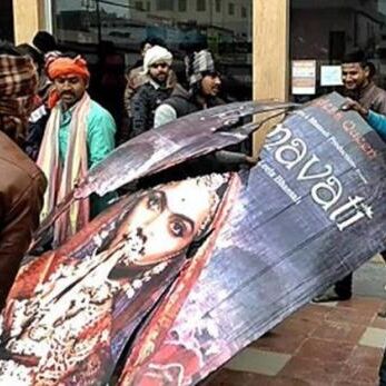 LIVE: पर्दे पर पद्मावत, सड़कों पर करणी सेना का उपद्रव-आगजनी, कई जगह स्कूल बंद