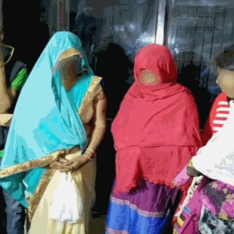 आधी रात को घर से चीखती निकली लड़की, फिर जो हुआ उससे लोग भी रह गए हैरान