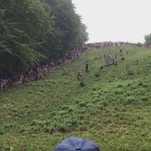 पहाड़ी से लुढ़कते हुए पकड़ो चीज, बनाओ रिकॉर्ड