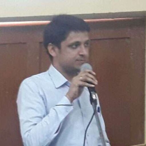 जनता के बीच हीरो हैं ये जिलाधिकारी, अपने वेतन से 77 बच्चों को बांटे ट्रैक सूट