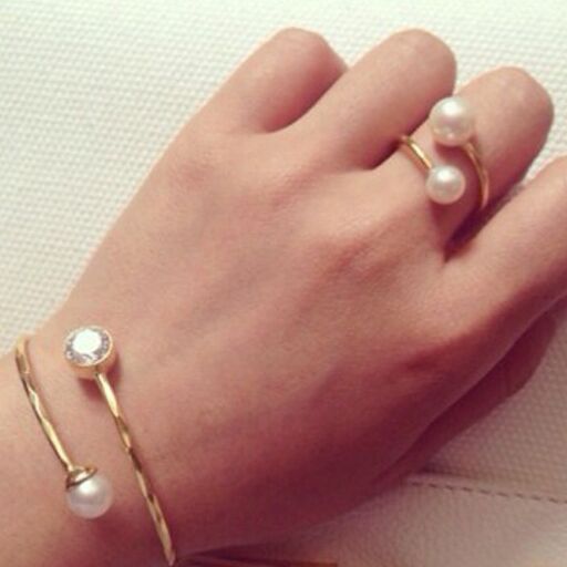 भूलकर भी इस राशि वाले लोग न पहनें मोती की अंगूठी, गंवा बैठेंगे भाग्य