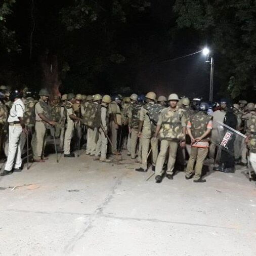 बीएचयू में देर रात बवाल : पेट्रोल बम चले, फायरिंग हुई, पुलिस बूथ और बाइकें फूंकीं