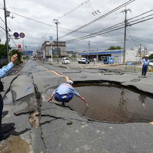 जापान में भूकंप से तीन की मौत, 300 जख्मी, 80 उड़ानें रद, लाखों लोग अंधेरे में रहने को मजबूर