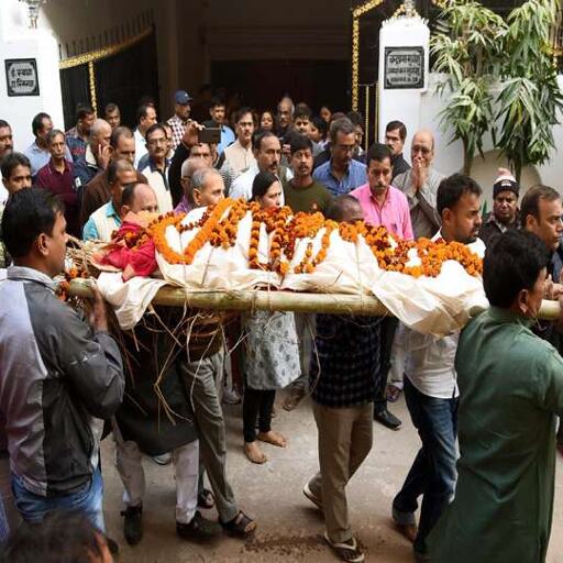 शादी के लिए आए फूलों से सजी स्निग्धा की अर्थी,