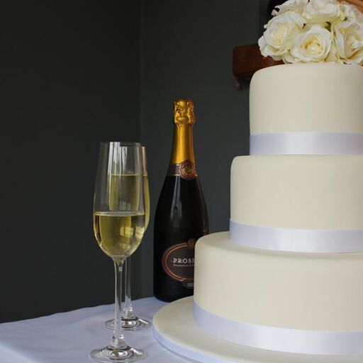 शादी में केटरर ने भेज दिया थर्माकोल से बना केक