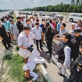 अखिलेश ने काफिला रुकवाकर की दुर्घटना पीड़ितों की मदद, कहा- हटाए जाएं आवारा पशु