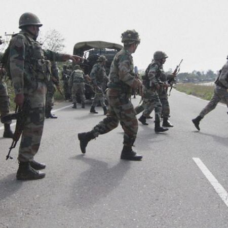 जम्मू-कश्मीर: आतंकियों ने सीआरपीएफ के दस्ते पर किया हमला, एक जवान हुआ शहीद