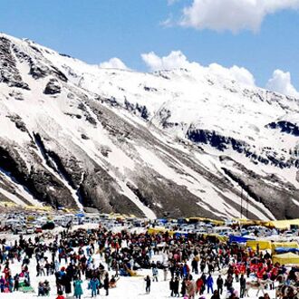 पहाड़ों ने ओढ़ी बर्फ की चादर, पर्यटकों को आकर्षित कर रहीं चोटियां