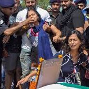 मेजर केतन शर्मा के परिवार को 25 लाख रुपये की आर्थिक सहायता: योगी मेजर केतन शर्मा के परिवार को 25 लाख रुपये की आर्थिक सहायता: योगी