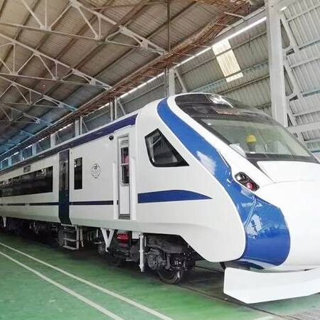 मुरादाबाद पहुंची Train-18, कल से इस रूट पर 8 दिन तक दौड़ेगी