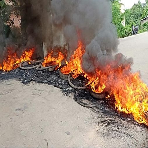 दर्दनाक: करंट से सड़क पर तड़पकर झुलसे चार युवक, तीन की मौत; भड़का बवाल