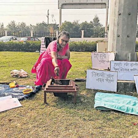 यंहा भूख हड़ताल पर बैठी महिला, पुलिस अधिकारियों ने ऐसे तुड़वाई हड़ताल