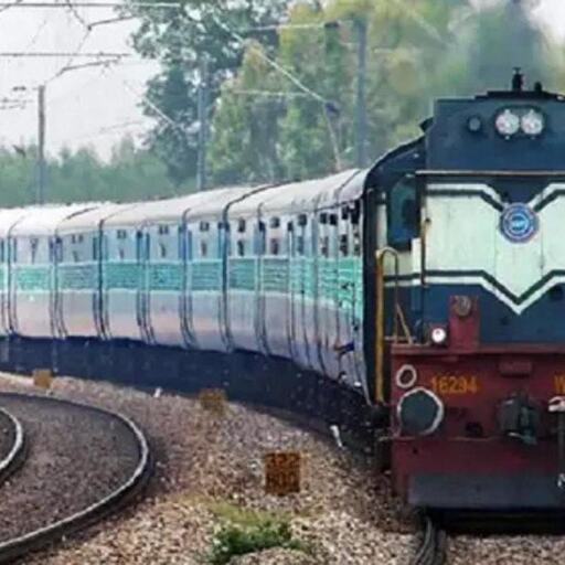 लोकल ट्रेन के बाद मुंबई में बढ़ सकता है टैक्सी का किराया