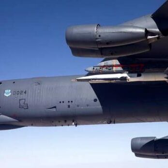 दक्षिणी चीन सागर में पहुंचे अमेरिकी बॉम्बर्स, बताया ट्रेनिंग है मिशन