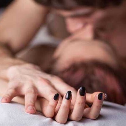 माँ के पास जाकर सो गया बेटा और बनाने लगा संबंध तभी...