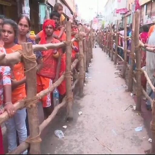 आज सावन के आखिरी सोमवार को मंदिरों में उमड़ा भक्तों का सैलाब आज सावन के आखिरी सोमवार को मंदिरों में उमड़ा भक्तों का सैलाब