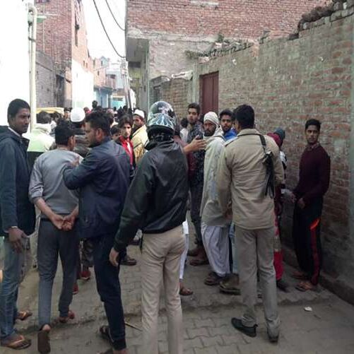 बागपत में सांप्रदायिक बवाल, पथराव व फायरिंग में दो सिपाही समेत 11 घायल