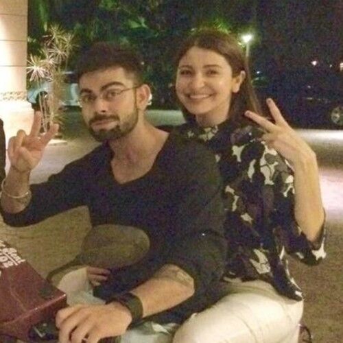 पहली बार ससुराल पहुंचीं विराट की दुल्हन, हनीमून के बाद और निखर गईं अनुष्का, गवाह हैं ये तस्वीरें