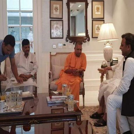 मुलायम के आवास पर मिले शिवपाल व अखिलेश के बीच आयी रिश्तों की खटास कम होने की उम्मीद जगी जरूर परंतु ऐसा….. मुलायम के आवास पर मिले शिवपाल व अखिलेश के बीच आयी रिश्तों की खटास कम होने की उम्मीद जगी जरूर परंतु ऐसा…..