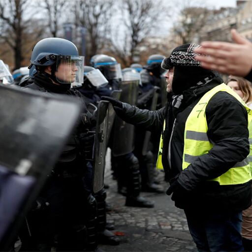 फ्रांस: पेरिस में येलो वेस्ट प्रदर्शनकारियों पर पुलिस ने छोड़े आंसू गैस के गोले