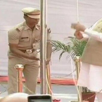 आजाद हिंद सरकार की स्थापना के 75 साल पूरे होने पर PM मोदी ने लालकिले पर फहराया तिरंगा