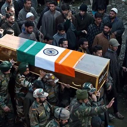 लांस नायक मोहिउद्दीन के जनाजे में उमड़े हजारों कश्मीरी, झुठलाया अपने ऊपर लगे आरोपों को