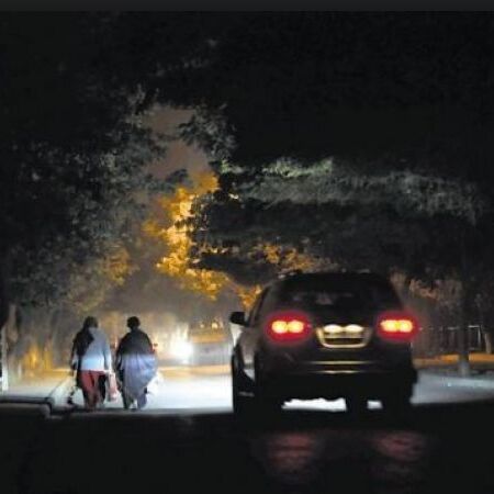 चलती कार में लड़की को नोचते रहे दरिंदे, भर गया मन तो हुए फरार